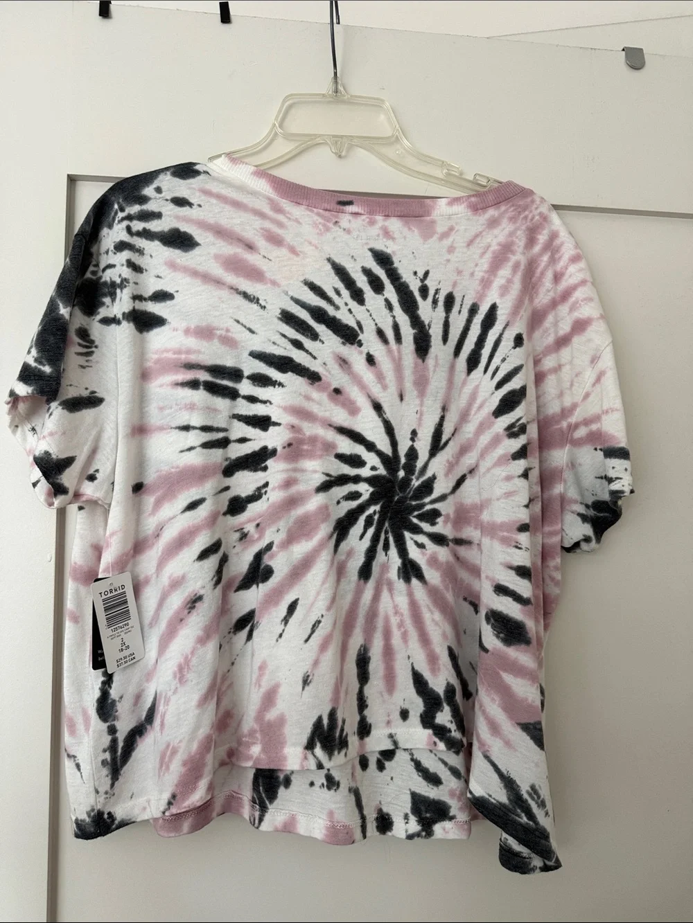 Torrid. NWT. Size 2X  Pink & Black Tie-Dye Short Sleeve Tee. cropped
